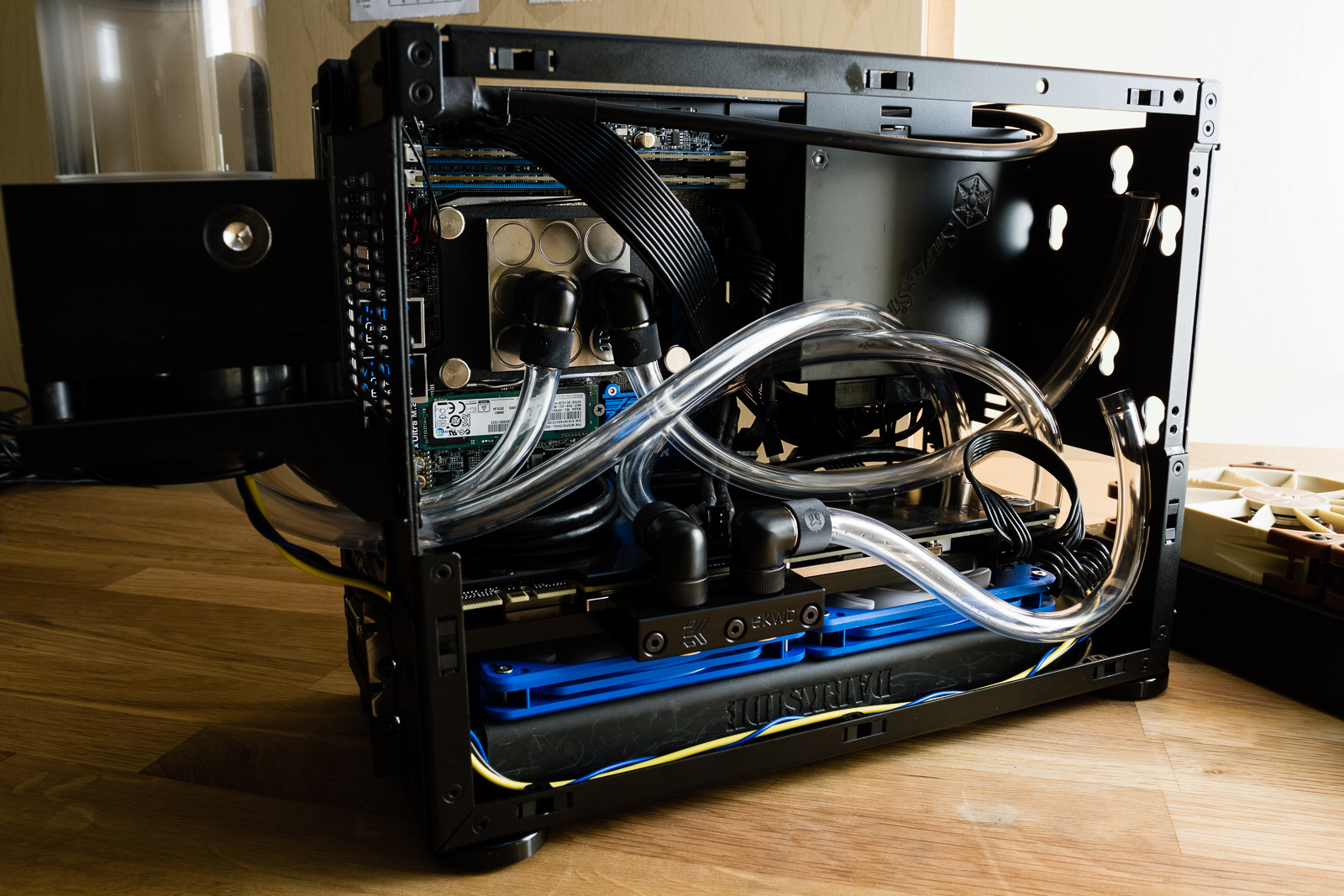 NCASE m1 Water cooled. NCASE m1 v5 с БП Corsair sf600. Mini ITX Water Cooling. NCASE t1.